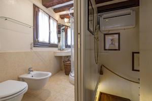 Kúpeľňa v ubytovaní Gondola Luxury - Campo Santi Filippo e Giacomo by Wonderful Italy + 37 fotografií