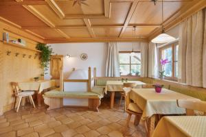 a restaurant with tables and chairs in a room at Appartements Gabrielli Annamarie in Trodena