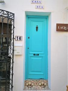 アルテアにあるApartamentos Casa Myaの白い建物の青い扉