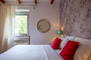 Giường trong phòng chung tại Villa Borgo Duino