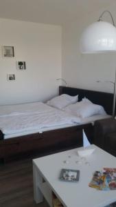 a bed in a room with a table and a bed sidx sidx sidx at Ferienwohnung-Suedstrandflair in Burgtiefe auf Fehmarn 