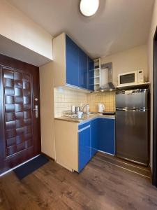 Kuchyňa alebo kuchynka v ubytovaní 02 Gdynia Centrum - Apartament Mieszkanie dla 2 os