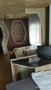 Pokój z 2 łóżkami i biurkiem z laptopem w obiekcie Domek holenderski w mieście Sztynort