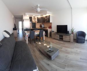 ein Wohnzimmer mit Couch und Tisch in der Unterkunft appartement T3 Saint-Cyprien plage in Saint-Cyprien