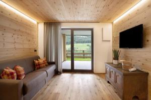 Televízia a/alebo spoločenská miestnosť v ubytovaní Archehof Hochzirm Lodge Greti