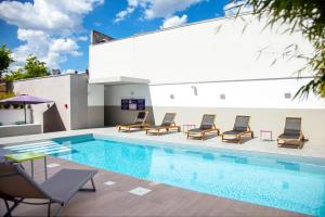 A piscina localizada em Novotel Blois Centre Val De Loire ou nos arredores