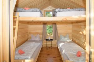 2 Etagenbetten in einem winzigen Haus in der Unterkunft Natura Camp Karli in Kaštelir