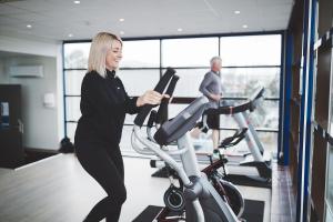 Fitness centrum a/nebo fitness zařízení v ubytování Stord Hotel