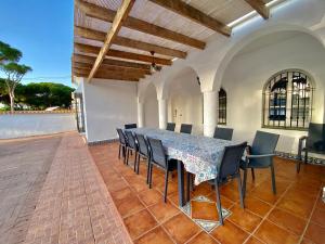 - une salle à manger avec une table et des chaises dans l'établissement Parisito beach, à Chiclana de la Frontera