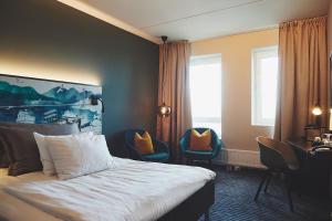 Postel nebo postele na pokoji v ubytování Stord Hotel