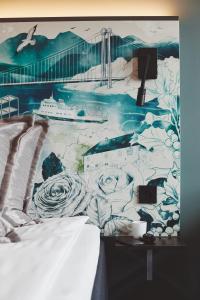 ein Schlafzimmer mit einem Wandbild eines Kreuzfahrtschiffes in der Unterkunft Stord Hotel in Stord