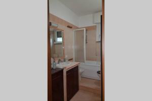 W łazience znajduje się umywalka i wanna. w obiekcie Chri02House w mieście Rozzano
