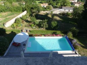 una vista aérea de una piscina con sombrilla en Les Jardins de Xanton en Xanton-Chassenon