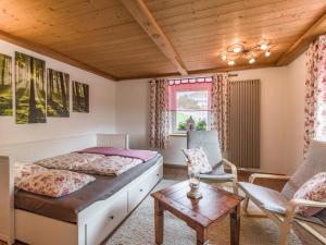A bed or beds in a room at Ferienwohnung Neuheim