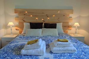 um quarto com uma cama com toalhas em Casa: Mirador del Valle perdido. em Enciso
