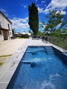 una piscina de agua azul en un patio en Relais Mevigo - Casa Pietra en Rivola