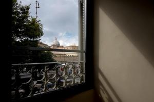 einen Balkon mit Stadtblick in der Unterkunft My Rooms in Rom