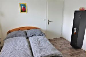 um quarto com uma cama com almofadas em Z8 em Jestädt