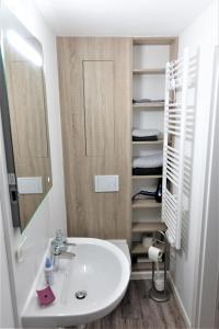 uma casa de banho com um lavatório branco e um armário em Z8 em Jestädt