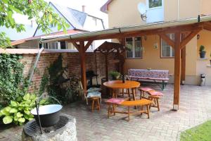 patio ze stołem i krzesłami oraz budynek w obiekcie Best Holiday w Bogácsu