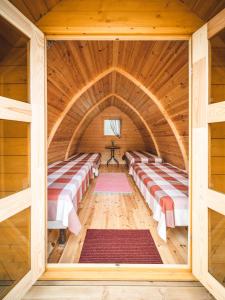 Habitación con 4 camas en una habitación de madera en Metsaluige Turismitalu en Kabli