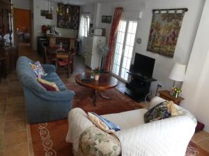 uma sala de estar com dois sofás e uma mesa em Casa Stork em Cómpeta