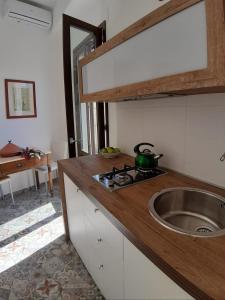 Kitchen o kitchenette sa Scicli Suites