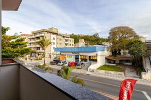 ein Blick auf eine Stadtstraße von einem Balkon in der Unterkunft Residencial 20m Praia Central & Frente Avenida in Bombinhas
