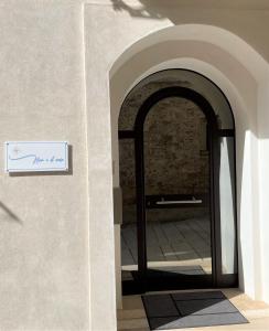 a sign on the side of a building with a doorway at Nina e il mare in Campomarino