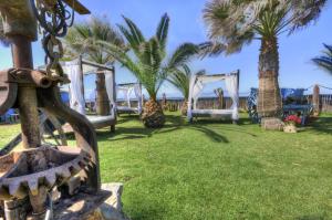 A garden outside Habitaciones Sajorami Beach