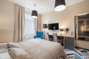 Televízia a/alebo spoločenská miestnosť v ubytovaní Hotel Traffic Wrocław Stare Miasto
