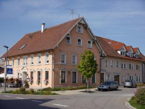 een groot gebouw op de hoek van een straat bij Gasthof Adler Inneringen in Inneringen-Hettingen