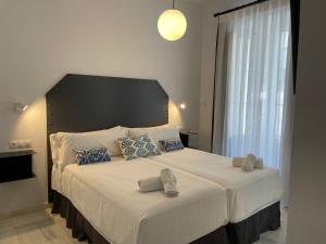 A bed or beds in a room at Hostal Hom Museo