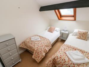 A bed or beds in a room at Stable Cottage