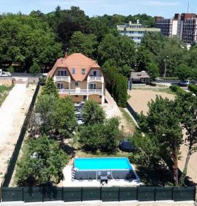 una vista aérea de una casa con piscina en Attila Vendégház en Hévíz