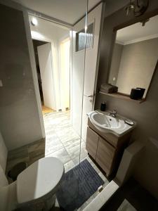 Koupelna v ubytování Olympic Hadrian Apartment next to Acropolis