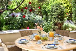 una mesa de madera con comida en el jardín en The Marble Resort, en Drosiá