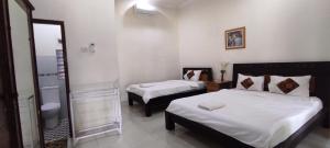 Voodi või voodid majutusasutuse Ndalem Katong Guest House Ponorogo toas