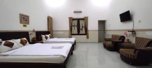 Voodi või voodid majutusasutuse Ndalem Katong Guest House Ponorogo toas
