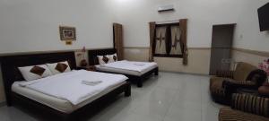 Voodi või voodid majutusasutuse Ndalem Katong Guest House Ponorogo toas