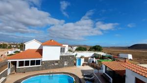 una vista aérea de una casa con piscina en Casa Natura Ainhoa, en La Oliva