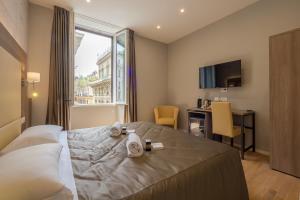 pokój hotelowy z łóżkiem i oknem w obiekcie Bramble Luxury Suites w Rzymie