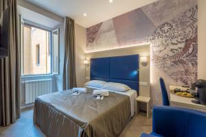 pokój hotelowy z łóżkiem i oknem w obiekcie Bramble Luxury Suites w Rzymie