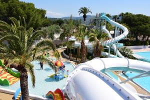 einen Wasserpark mit Pool und Wasserrutsche in der Unterkunft Camping Resort La Baume La Palmeraie in Fréjus