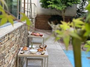 A garden outside Hotel Santa Clara