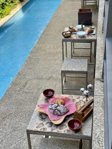 un tavolo con cibo sopra accanto a una piscina di Hotel Santa Clara a Santiago de Compostela
