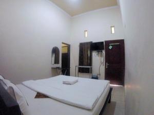 Voodi või voodid majutusasutuse Ndalem Katong Guest House Ponorogo toas