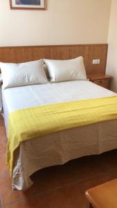 سرير أو أسرّة في غرفة في Apartamentos Cantarero Maro Nerja