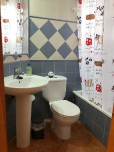 A bathroom at Apartamentos Cantarero Maro Nerja Még 35 kép