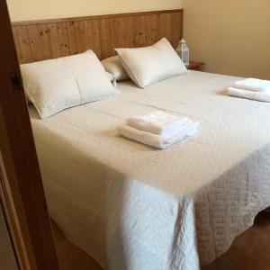 A bed or beds in a room at Apartamentos Cantarero Maro Nerja